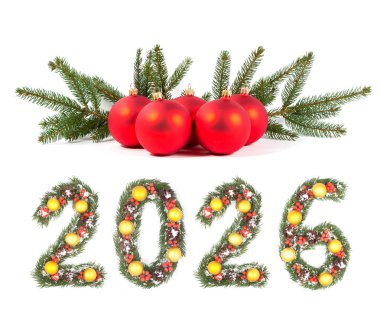 2026 Noel Yılbaşı Numarası Evergreen şubelerinden ve tatil süslemelerinden yapıldı. Beyaz arka planda büyük kırmızı bir takı var.