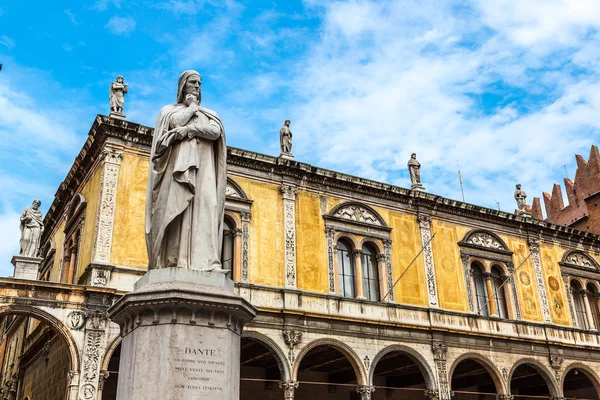 Estatua de Dante en Verona, Italia — Foto de Stock