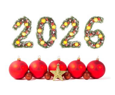 2026 Noel Yılbaşı Numarası Evergreen şubelerinden ve tatil süslemelerinden yapıldı. Beyaz arka planda büyük kırmızı bir takı var.