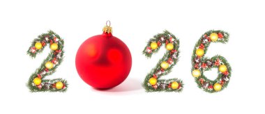 2026 Noel Yılbaşı Numarası Evergreen şubelerinden ve tatil süslemelerinden yapıldı. Beyaz arka planda büyük kırmızı bir takı var.