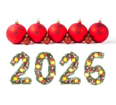 2026 Noel Yılbaşı Numarası Evergreen şubelerinden ve tatil süslemelerinden yapıldı. Beyaz arka planda büyük kırmızı bir takı var.