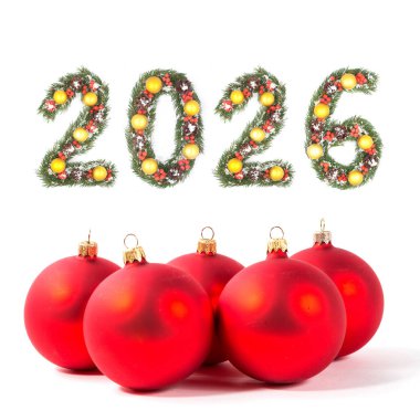2026 Noel Yılbaşı Numarası Evergreen şubelerinden ve tatil süslemelerinden yapıldı. Beyaz arka planda büyük kırmızı bir takı var.