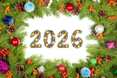 Noel Yeni Yıl 2026 Numarası Evergreen şubelerinden yapılmış. Beyaz bir arkaplanda izole edilmiş bayram şenlikli çam çerçevesi ile çevrili süslemeleri var.