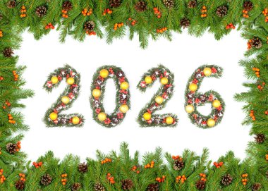 Noel Yeni Yıl 2026 Numarası Evergreen şubelerinden yapılmış. Beyaz bir arkaplanda izole edilmiş bayram şenlikli çam çerçevesi ile çevrili süslemeleri var.