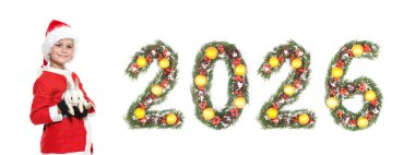 Noel Baba gibi giyinmiş, elinde tavşan tutan gülümseyen bir çocuk. 2026 Noel 'inin yanında duruyor. Beyaz arka planda bulunan süslemeleri olan yeşil dallardan yapılmış.