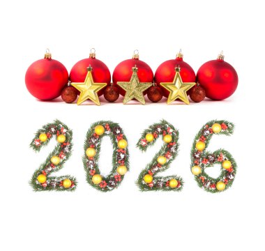 2026 Noel Yılbaşı Numarası Evergreen şubelerinden ve tatil süslemelerinden yapıldı. Beyaz arka planda büyük kırmızı bir takı var.