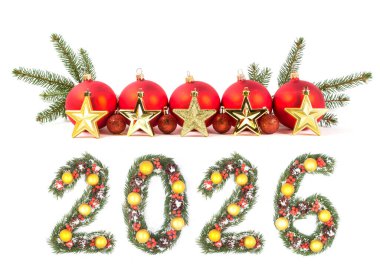2026 Noel Yılbaşı Numarası Evergreen şubelerinden ve tatil süslemelerinden yapıldı. Beyaz arka planda büyük kırmızı bir takı var.