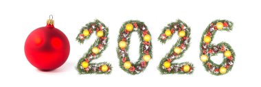 2026 Noel Yılbaşı Numarası Evergreen şubelerinden ve tatil süslemelerinden yapıldı. Beyaz arka planda büyük kırmızı bir takı var.