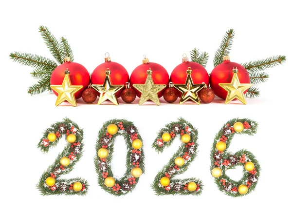 2026 Noel Yılbaşı Numarası Evergreen şubelerinden ve tatil süslemelerinden yapıldı. Beyaz arka planda büyük kırmızı bir takı var.
