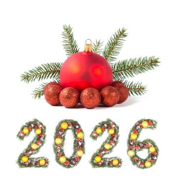 2026 Noel Yılbaşı Numarası Evergreen şubelerinden ve tatil süslemelerinden yapıldı. Beyaz arka planda büyük kırmızı bir takı var.