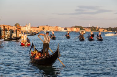 Gondol Venedik Canal Grande üzerinde