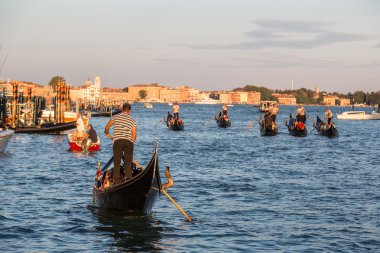 Gondol Venedik Canal Grande üzerinde