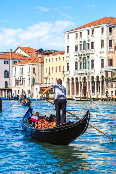 Gondeln auf canal grande in venedig — Stockfoto