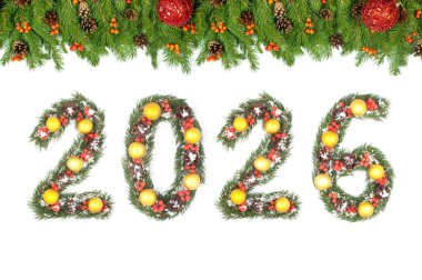 Noel Yeni Yıl 2026 Numarası Evergreen şubelerinden yapılmış. Beyaz bir arkaplanda izole edilmiş bayram şenlikli çam çerçevesi ile çevrili süslemeleri var.