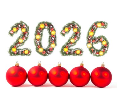 2026 Noel Yılbaşı Numarası Evergreen şubelerinden ve tatil süslemelerinden yapıldı. Beyaz arka planda büyük kırmızı bir takı var.