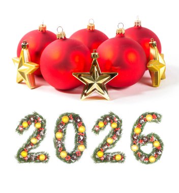 2026 Noel Yılbaşı Numarası Evergreen şubelerinden ve tatil süslemelerinden yapıldı. Beyaz arka planda büyük kırmızı bir takı var.
