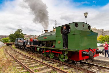 BRISTOL, İngiltere - 17 AUGust 2024: 1937 yılında inşa edilen Henbury buharlı lokomotifi Bristol Liman Demiryolu 'nda faaliyet göstermekte ve ziyaretçilere Bristol' un zengin sanayi mirası boyunca nostaljik bir yolculuk sunmaktadır.