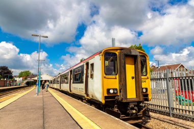 CARDIFF, İngiltere - 17 Haziran 2024: Galler Sınıf 150 dizel treni için güneşli bir yaz gününde Caerphilly tren istasyonunda ulaşım