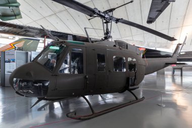 DUXFORD, İngiltere - SEPTEMBER 22, 2024: Tarihsel Bell UH-1H Iroquois Huey askeri araç helikopteri, İngiltere, Cambridgeshire 'deki Duxford İmparatorluk Savaş Müzesi' nde sergileniyor