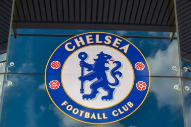 LONDON, İngiltere - 27 Haziran 2024: Londra, İngiltere 'deki Stamford Bridge futbol stadyumunun dış tarafındaki Chelsea FC kulüp logosuna yakından bakın