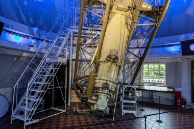 LONDON, İngiltere - 29 Haziran 2024: Büyük Ekvator Teleskopu Londra, İngiltere 'deki Kraliyet Gözlemevi Greenwich' te kubbenin içinde 28 inç kırıcı