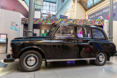 LONDON, İngiltere - 01 Temmuz 2024: Covent Garden, Londra, İngiltere 'deki Londra Ulaşım Müzesinde sergilenen Vintage FX4S taksisi