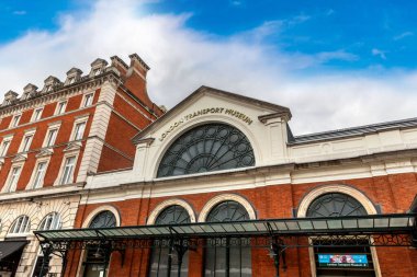 LONDON, İngiltere - 01 Temmuz 2024: Covent Garden, Londra, İngiltere, İngiltere 'de kemerli pencereli Londra Taşımacılık Müzesinin ön cephesi