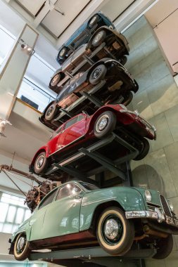 LONDON, UK - 16 Temmuz 2024: Güney Kensington, Londra, İngiltere 'deki Bilim Müzesi' nde klasik arabaların dikey görüntüsü