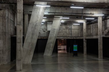 LONDON, İngiltere - 21 Temmuz 2024: Tate Modern Sanat Müzesinin Londra, İngiltere 'deki sanayi beton salonu iç mimarisi