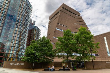 LONDON, İngiltere - 21 Temmuz 2024: Londra 'nın merkezinde bulunan ünlü Tate Modern Sanat Müzesi binası