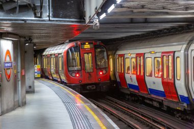 LONDON, İngiltere - 22 Temmuz 2024: Westminster İstasyonunda bir Londra metro treni, Circle, District ve Jubilee hatlarına hizmet veren önemli bir merkez