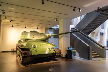LONDON, İngiltere - 22 Temmuz 2024: Sovyet T34 orta tankı İngiltere, Londra 'daki İmparatorluk Savaş Müzesi' nde sergileniyor