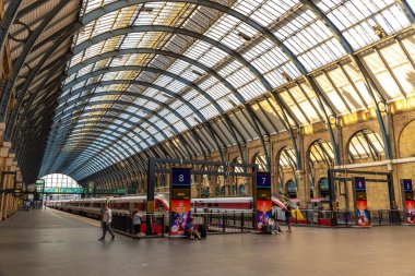 LONDON, İngiltere - 22 Temmuz 2024: Azuma treni ve İngiltere, İngiltere 'deki yolcularla Kings Cross tren istasyonunun iç görünümü