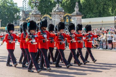 LONDON, İngiltere - 12 AĞUSTOS 2024: Kraliyet Piyade Birliği askerleri Londra, İngiltere 'deki Buckingham Sarayı' nda düzenlenen Muhafız Geçit Töreni sırasında tüfeklerle yürüyen kırmızı üniformalı askerler