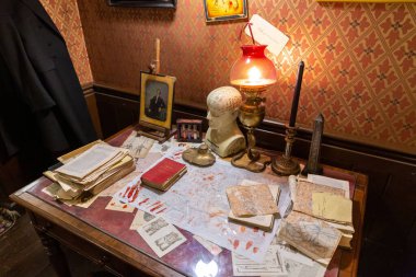 LONDON, İngiltere - 19 AĞUSTOS 2024: Londra, İngiltere 'deki Karındeşen Jack Müzesi' nde harita frenoloji büstü ve suç delili içeren Viktorya dönemi masası