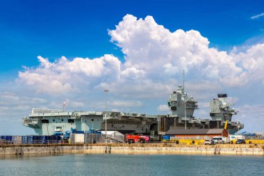 PORTSMOUTH, İngiltere - 18 AĞUSTOS 2024: Kraliyet Donanma uçak gemisi HMS Prince of Wales R09 HM Donanma Üssü Portsmouth, Hampshire, İngiltere, İngiltere