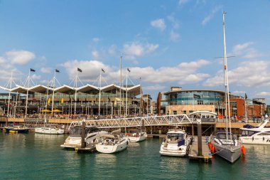 PORTSMOUTH, İngiltere - 18 AĞUSTOS 2024: Gunwharf Quays Alışveriş Merkezi ve Portsmouth, Hampshire, İngiltere, Birleşik Krallık 'ta demirlemiş yatları olan marina