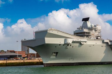 PORTSMOUTH, İngiltere - 18 AĞUSTOS 2024: Kraliyet Donanma amiral gemisi HMS Queen Elizabeth R08 uçak gemisi HM Donanma Üssü Portsmouth, Hampshire, İngiltere, İngiltere