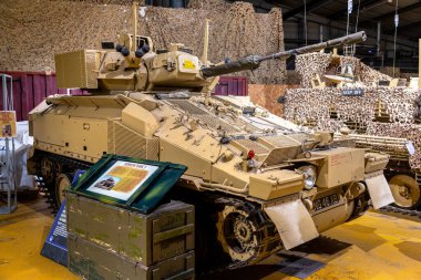 BOVINGTON, İngiltere - 15 Ağustos 2024: Scimitar Mark 2 zırhlı keşif aracı Bovington, Dorset, İngiltere 'deki Tank Müzesinde sergilendi