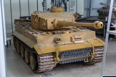 BOVINGTON, İngiltere - 15 Ağustos 2024: II. Dünya Savaşı Alman Tiger I ağır tankı Bovington, Dorset, İngiltere 'deki Tank Müzesi' nde muhafaza edildi