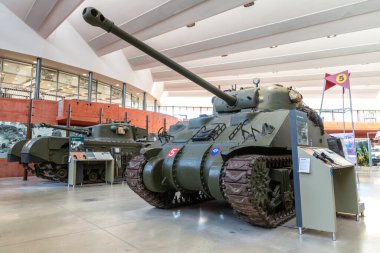 BOVINGTON, İngiltere - 24 AUGust 2024: İkinci Dünya Savaşı 'ndan kalma tarihi Sherman Firefly tankı İngiltere' nin Dorset kentindeki Bovington Tank Müzesinde sergilendi