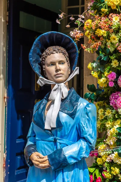 BATH, UK - 10 Mayıs 2024: Jane Austen 'in Bath, İngiltere' deki Jane Austen Merkezi 'nin dışındaki heykeli. Bu müze ünlü yazarın hayatını ve eserlerini ve onun şehirle olan bağlantısını kutluyor.