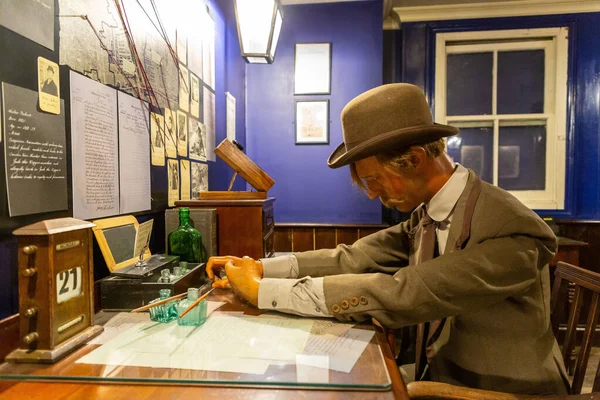 LONDON, İngiltere - 19 AĞUSTOS 2024: Londra, İngiltere 'deki Karındeşen Jack Müzesi' nde manken masası ve kanıt panosu bulunan yeniden yaratılmış Viktorya dönemi dedektiflik bürosu
