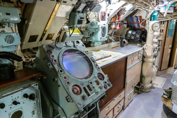 GOSPORT, İngiltere - 22 AĞUSTOS 2024: HMS Alliance denizaltısının kontrol odasında sonar görüntüleme konsolu Gosport, Hampshire, İngiltere, Birleşik Krallık 'taki Kraliyet Donanma Denizaltı Müzesi