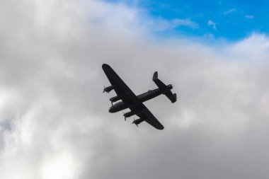 KINGSTON UPON HULL, İngiltere - 21 Eylül 2025: Hull üzerinde uçan Avro Lancaster bombardıman uçağı silueti, Doğu Yorkshire, İngiltere, İngiltere