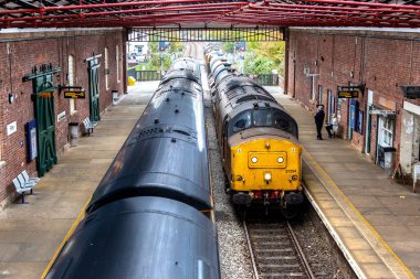 FILEY, İngiltere - 16 Ekim 2025: İngiliz Demiryolu Sınıf 170 Turbostar treni ve Sınıf 37 lokomotifi Filey Tren İstasyonu, Filey, Kuzey Yorkshire, İngiltere, Birleşik Krallık