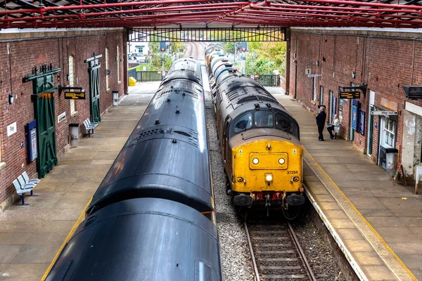 FILEY, İngiltere - 16 Ekim 2025: İngiliz Demiryolu Sınıf 170 Turbostar treni ve Sınıf 37 lokomotifi Filey Tren İstasyonu, Filey, Kuzey Yorkshire, İngiltere, Birleşik Krallık