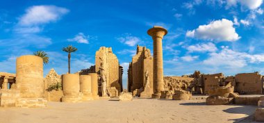 Karnak Tapınağı 'nın Panorama' sı güneşli bir günde, Luxor, Mısır