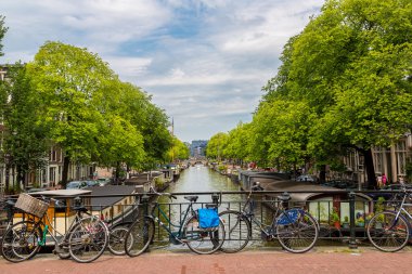 Amsterdam kanalları köprüden Bisiklet