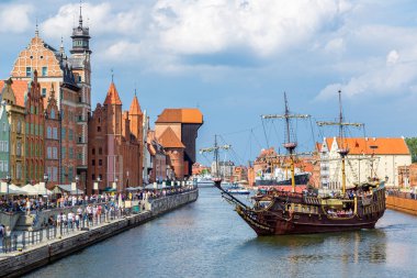 Cityscape Gdansk, Polonya için Vistula Nehri üzerinde.